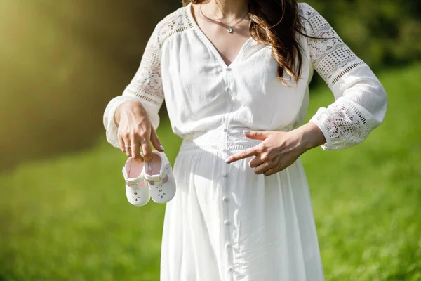 Gravid Mage Vacker Gravid Kvinna Poserar Parken — Stockfoto