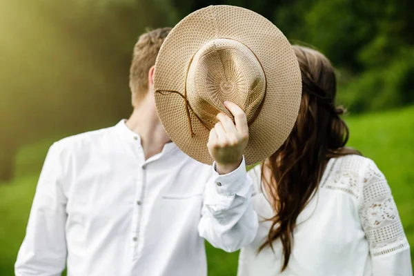 Mulher Grávida Homem Posando Parque Verão Adorável Casal Hipster Parque — Fotografia de Stock