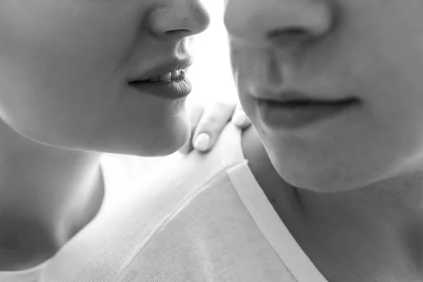 性感情侣的肖像 闭上一只男人和女人的嘴唇想亲吻 — 图库照片