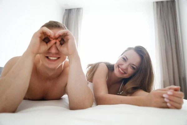 可爱的年轻夫妇 年轻可爱的情侣一起在床上 — 图库照片