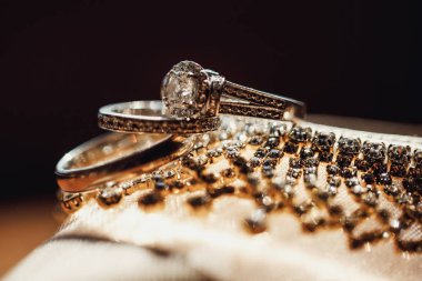 arka plan üzerinde şık alyans