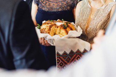 yürüyüş ve geleneksel düğün somun tutan kadın