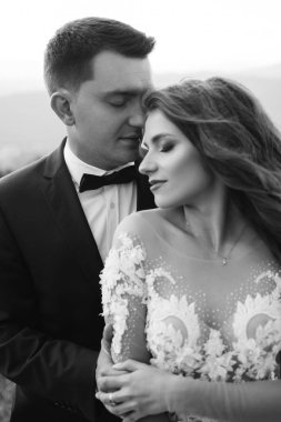 Düğün çifti. Güzel düğün çifti dağlarda.