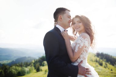 Düğün çifti. Güzel düğün çifti dağlarda.