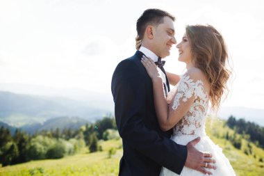 Düğün çifti. Güzel düğün çifti dağlarda.