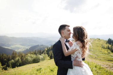 Düğün çifti. Güzel düğün çifti dağlarda.