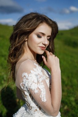  Dağlarda güzel gelin.