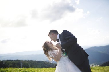 Düğün çifti. Güzel düğün çifti dağlarda.