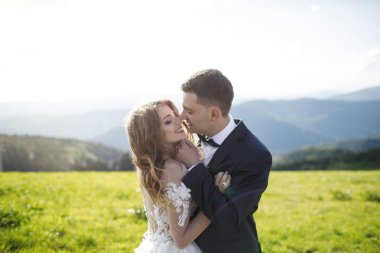 Düğün çifti. Güzel düğün çifti dağlarda.