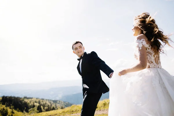 Düğün Çifti Güzel Düğün Çifti Dağlarda — Stok fotoğraf