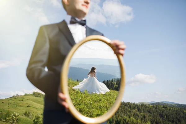 Couple Beau Couple Mariage Dans Les Montagnes — Photo