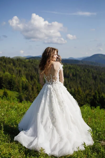 山の中の美しい花嫁 — ストック写真