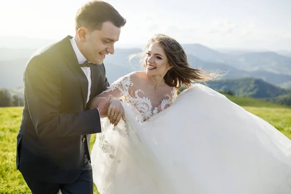 Свадебная Пара Красивая Супружеская Пара Горах — стоковое фото
