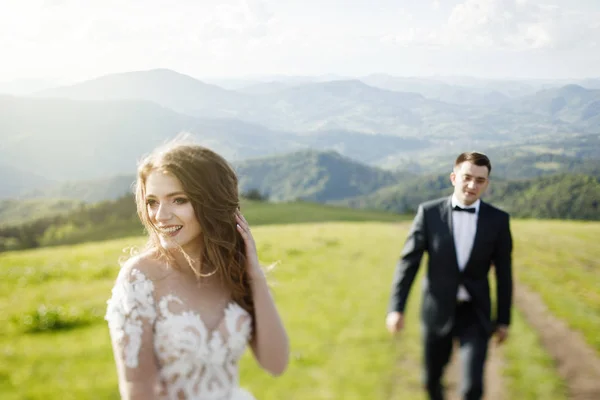 Couple Beau Couple Mariage Dans Les Montagnes — Photo