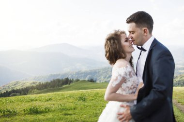 Düğün çifti. Güzel düğün çifti dağlarda.