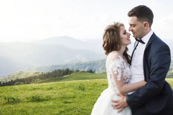 結婚式のカップル 山の中の美しい結婚式のカップル — ストック写真