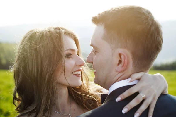 Casamento Casal Lindo Nas Montanhas — Fotografia de Stock