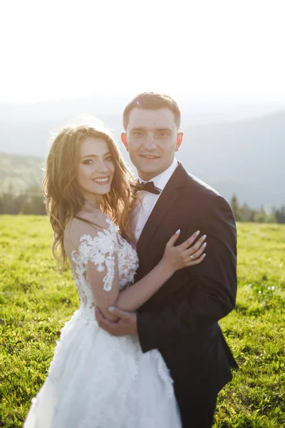 Casamento Casal Lindo Nas Montanhas — Fotografia de Stock