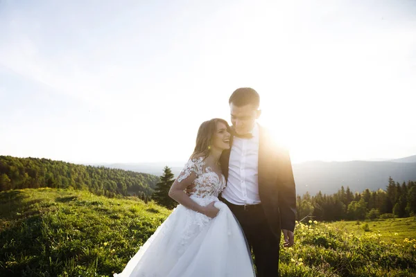 Hochzeitspaar Schönes Hochzeitspaar Den Bergen — Stockfoto