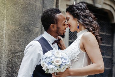 Düğün günü. Zarif Afrikalı damat ve güzel gelini. Afrikalı çift duygusal portre seven gelin ve damat.