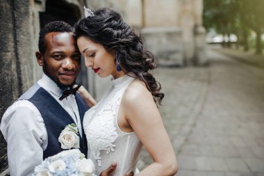 Düğün günü. Zarif Afrikalı damat ve güzel gelini. Afrikalı çift duygusal portre seven gelin ve damat.