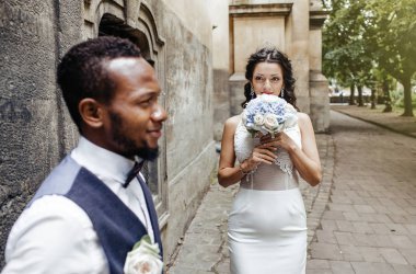 Düğün günü. Zarif Afrikalı damat ve güzel gelini. Afrikalı çift duygusal portre seven gelin ve damat.