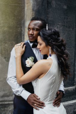 Düğün günü. Zarif Afrikalı damat ve güzel gelini. Afrikalı çift duygusal portre seven gelin ve damat.