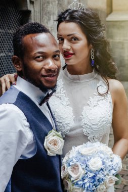 Düğün günü. Zarif Afrikalı damat ve güzel gelini. Afrikalı çift duygusal portre seven gelin ve damat.