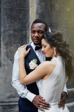 Düğün günü. Zarif Afrikalı damat ve güzel gelini. Afrikalı çift duygusal portre seven gelin ve damat.