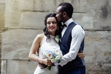 Düğün günü. Zarif Afrikalı damat ve güzel gelini. Afrikalı çift duygusal portre seven gelin ve damat.