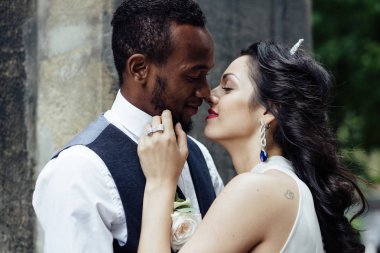 Düğün günü. Zarif Afrikalı damat ve güzel gelini. Afrikalı çift duygusal portre seven gelin ve damat.