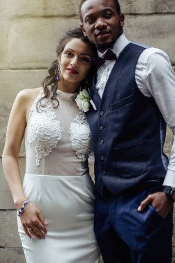 Düğün günü. Zarif Afrikalı damat ve güzel gelini. Afrikalı çift duygusal portre seven gelin ve damat.