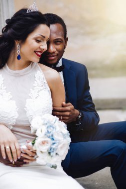 Düğün günü. Zarif Afrikalı damat ve güzel gelini. Afrikalı çift duygusal portre seven gelin ve damat.