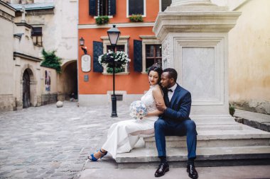 Düğün günü. Zarif Afrikalı damat ve güzel gelini. Afrikalı çift duygusal portre seven gelin ve damat.