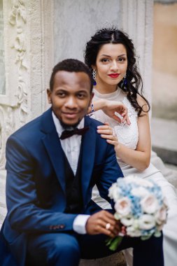Düğün günü. Zarif Afrikalı damat ve güzel gelini. Afrikalı çift duygusal portre seven gelin ve damat.