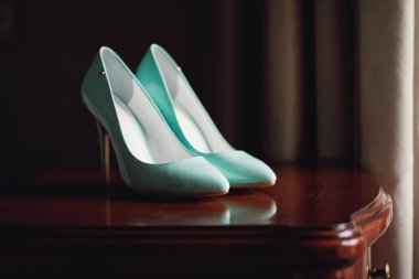 evde gelin için mavi ayakkabılar