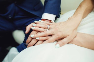 Gelin ve damat elele ait closeup fotoğraf