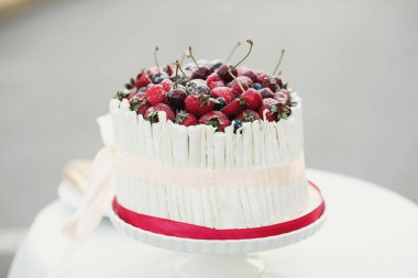 masada meyve ile lezzetli düğün pastası 