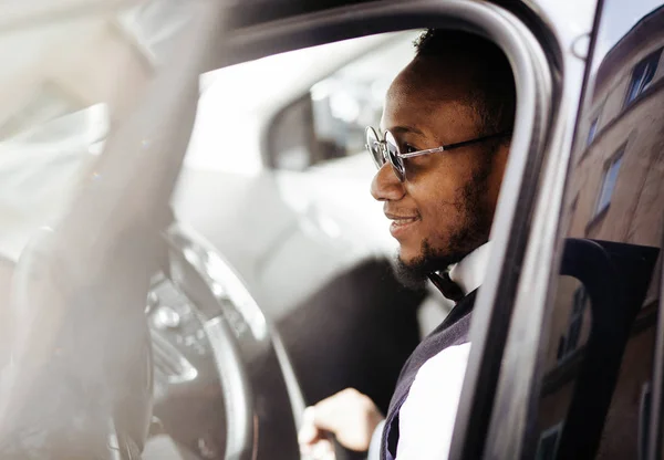 Hombre Africano Con Estilo Coche Vista Trasera Del Hombre Afroamericano — Foto de Stock