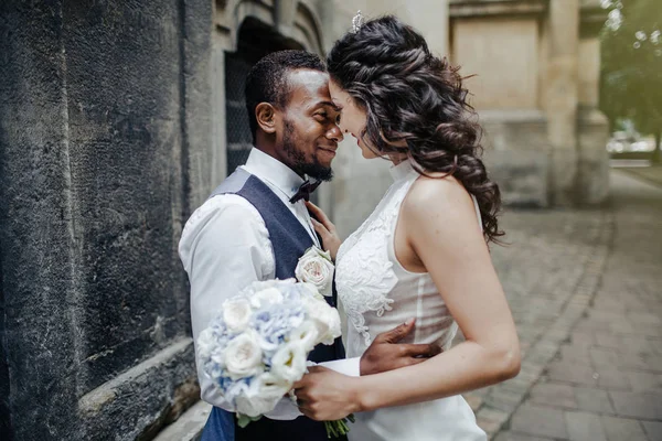 Giorno Del Matrimonio Elegante Sposo Africano Sua Bella Sposa Africano — Foto Stock