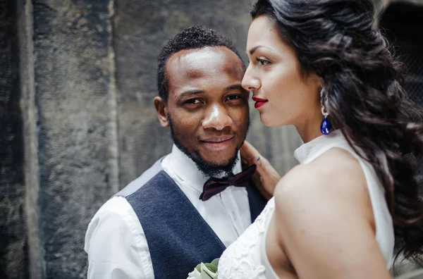 Giorno Del Matrimonio Elegante Sposo Africano Sua Bella Sposa Africano — Foto Stock