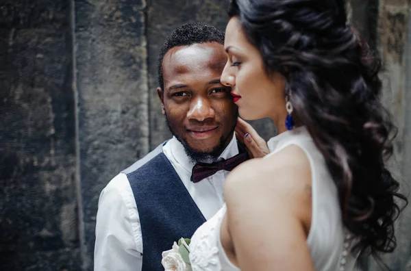 Giorno Del Matrimonio Elegante Sposo Africano Sua Bella Sposa Africano — Foto Stock