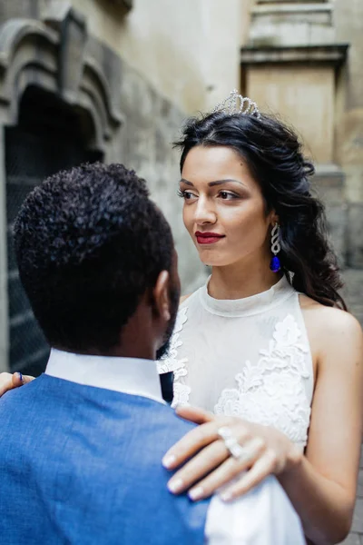 Giorno Del Matrimonio Elegante Sposo Africano Sua Bella Sposa Africano — Foto Stock