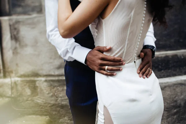 Huwelijksdag Stijlvolle Afrikaanse Bruidegom Zijn Mooie Bruid Afrikaans Huwelijk Paar — Stockfoto