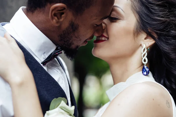 Giorno Del Matrimonio Elegante Sposo Africano Sua Bella Sposa Africano — Foto Stock