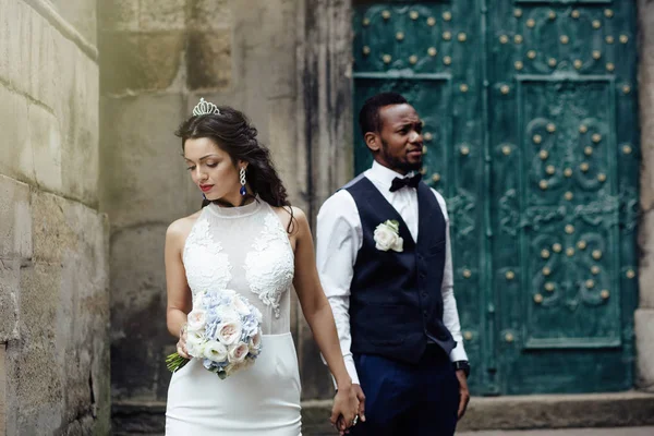 Giorno Del Matrimonio Elegante Sposo Africano Sua Bella Sposa Africano — Foto Stock