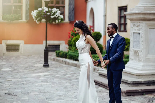Giorno Del Matrimonio Elegante Sposo Africano Sua Bella Sposa Africano — Foto Stock