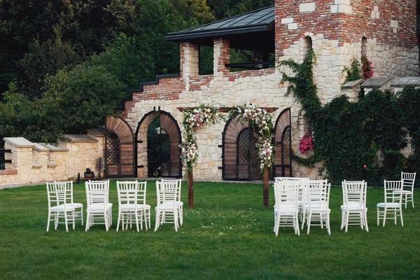 Arco Casamento Cadeiras Grama Verde Parque Decorações Cerimônia Casamento — Fotografia de Stock