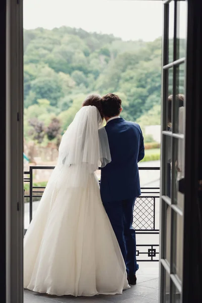 Wedding Couple Beautiful Wedding Couple Balcony — Stock Photo, Image