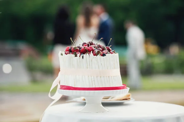 テーブルの上の果物でおいしいウェディング ケーキ — ストック写真